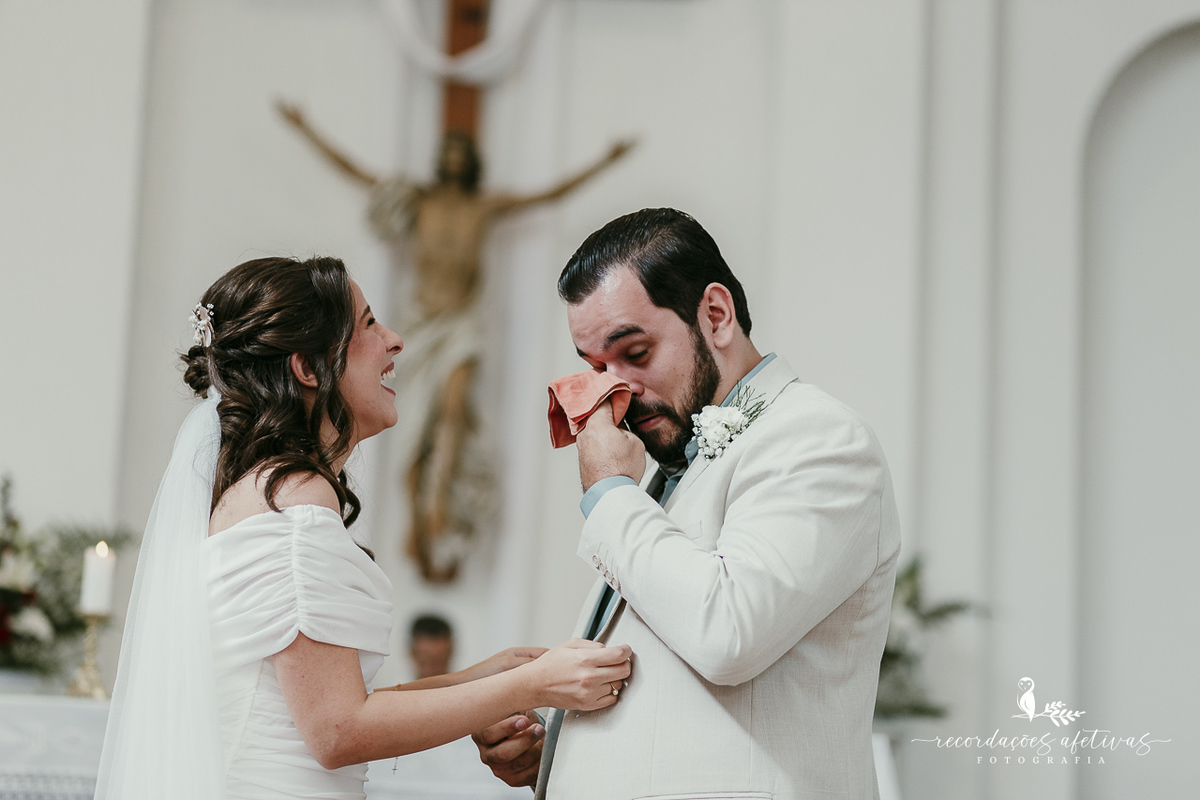 A emoção tomando conta durante os votos do casal
