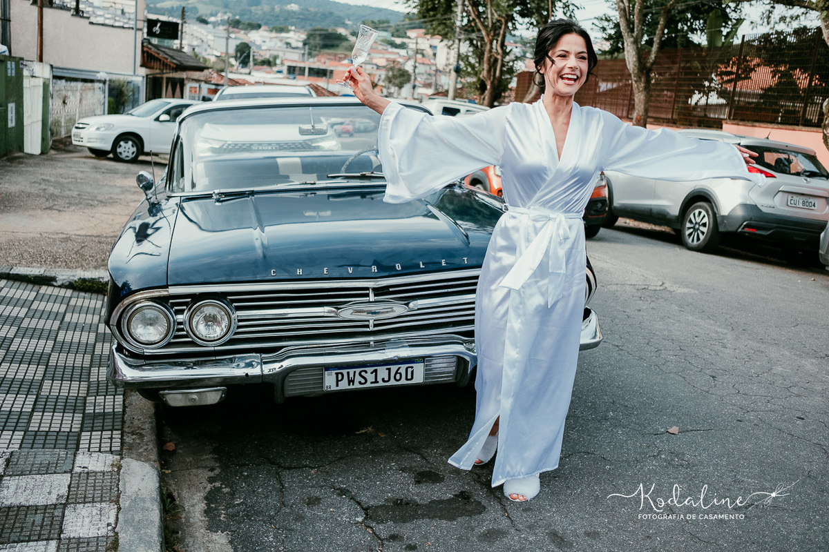 A chegada do clássico Bel Air azul que levou a noiva à igreja