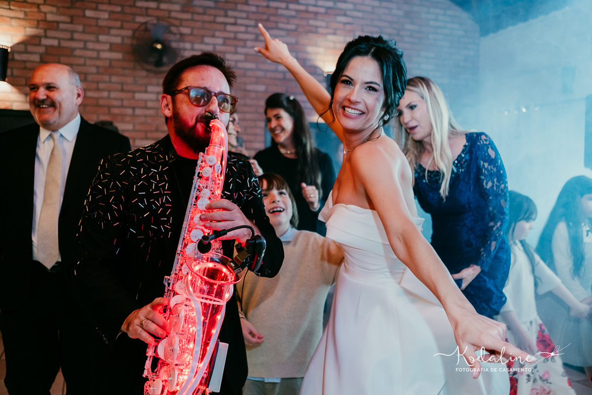 O sax iluminado animando os convidados