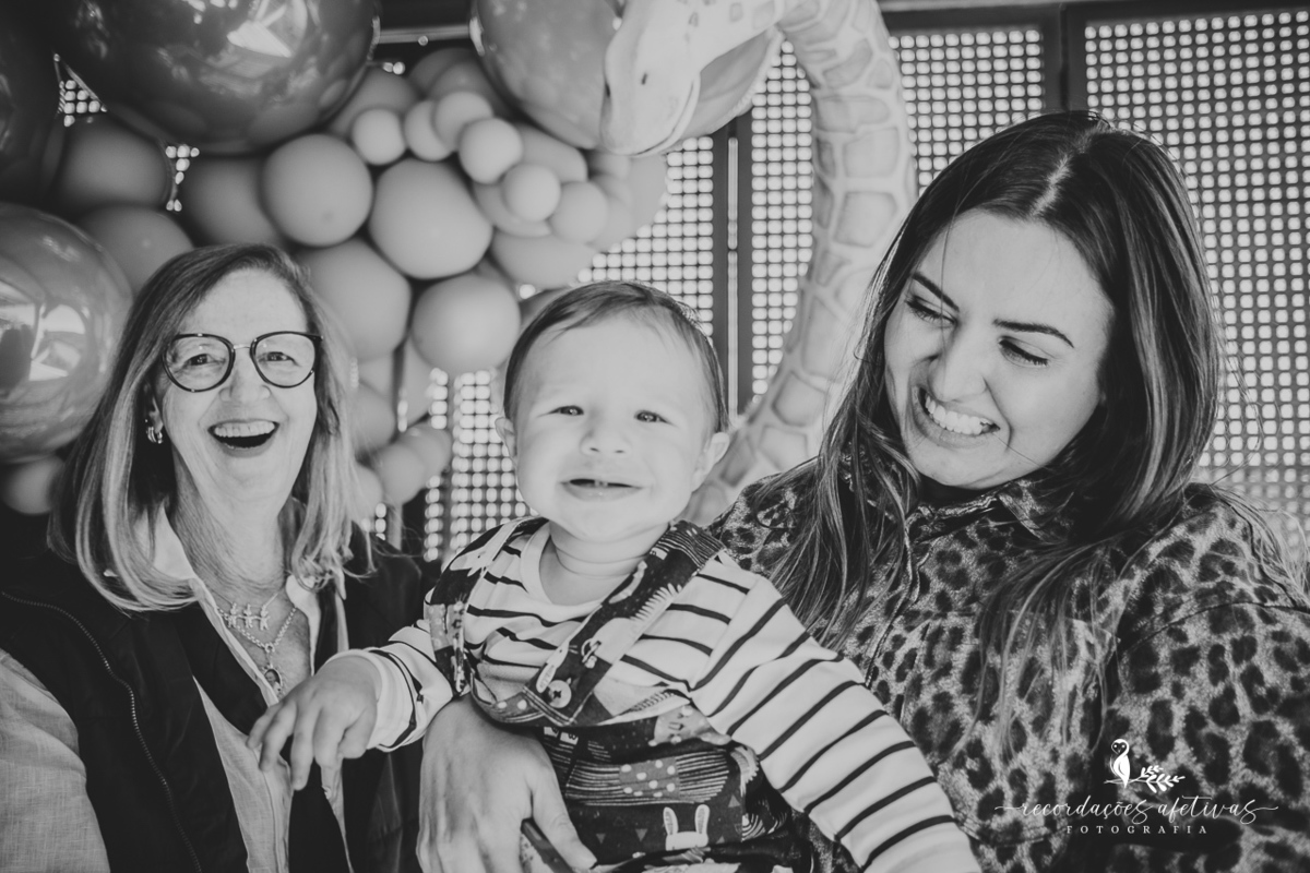Familiares celebrando o primeiro ano de vida