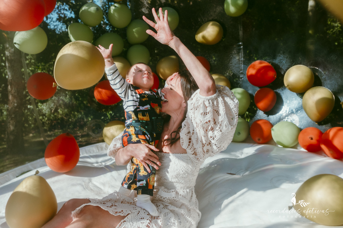 Momentos de diversão no pula-pula com a mamãe
