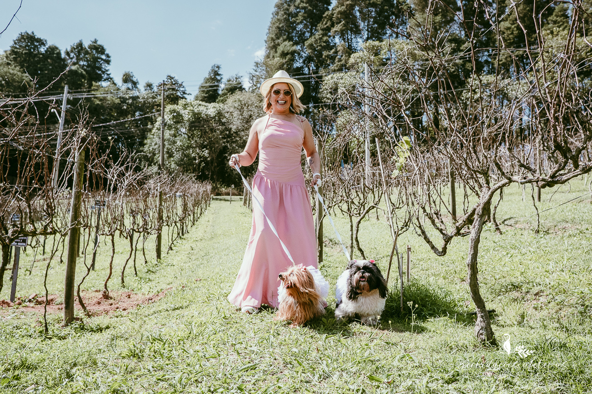 Retrato de Sheila com suas companheiras de quatro patas na Quinta do Olivardo