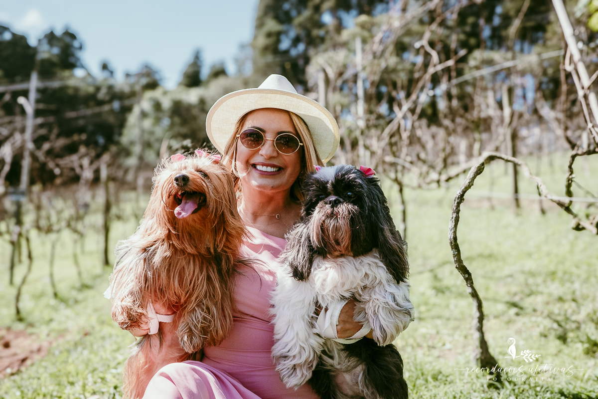As cachorrinhas de Sheila também participaram do ensaio e fizeram parte das recordações da família.