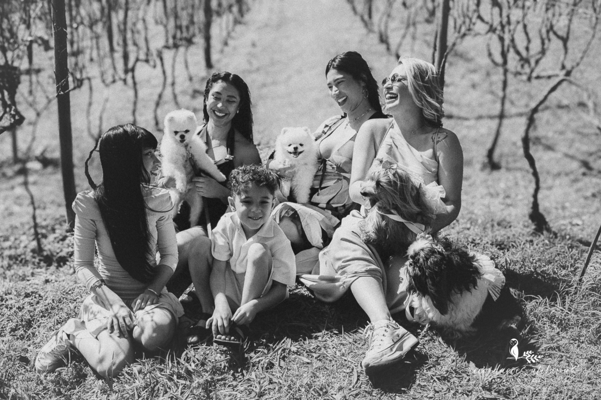 Família reunida durante um ensaio fotográfico no Roteiro do Vinho