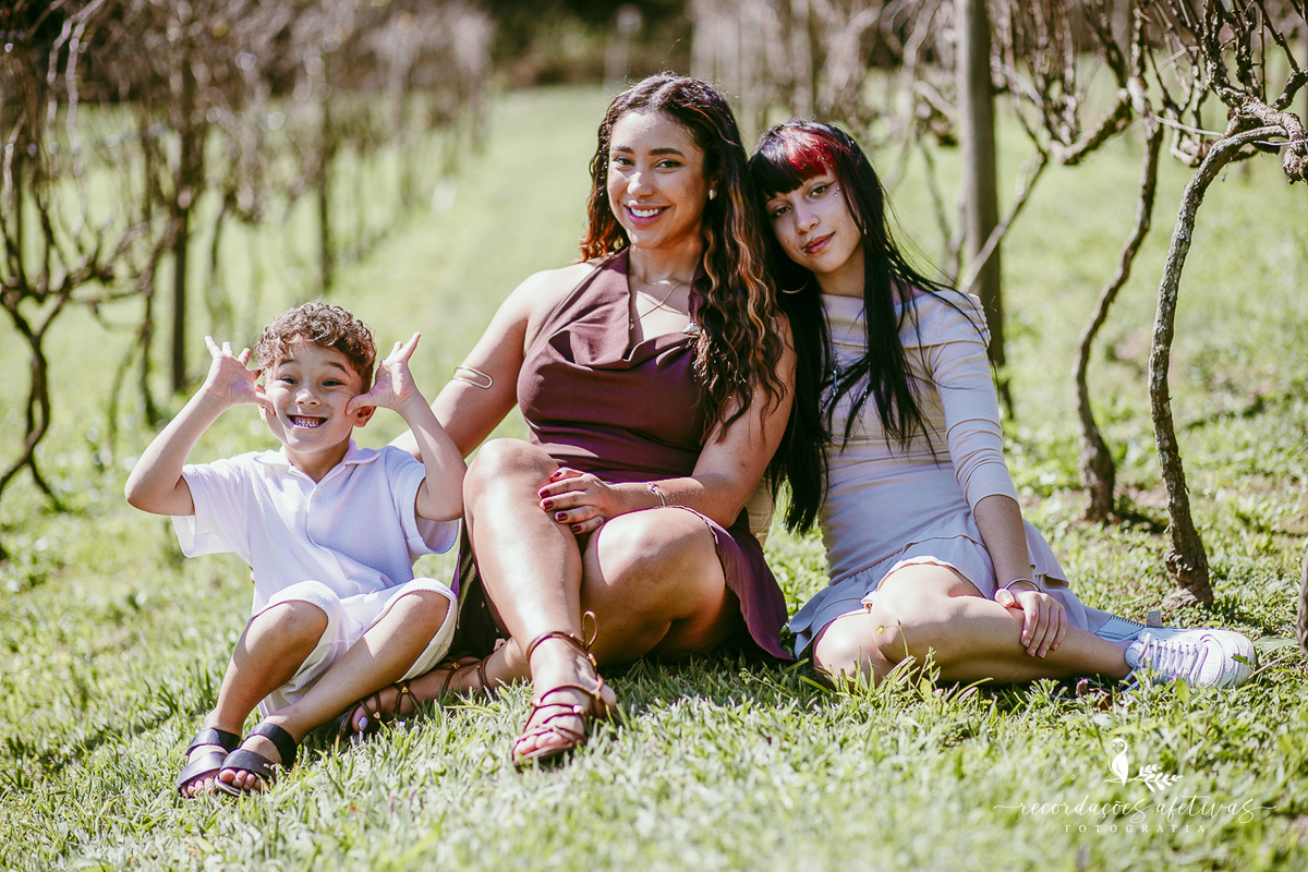 Ensaio de família ao ar livre em um dos cenários do Roteiro do Vinho.