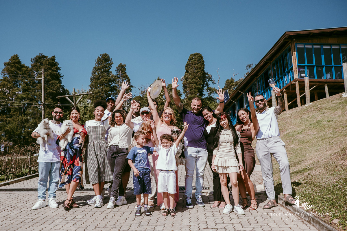 Família reunida para celebrar os 51 anos da Sheila em meio à natureza de São Roque.