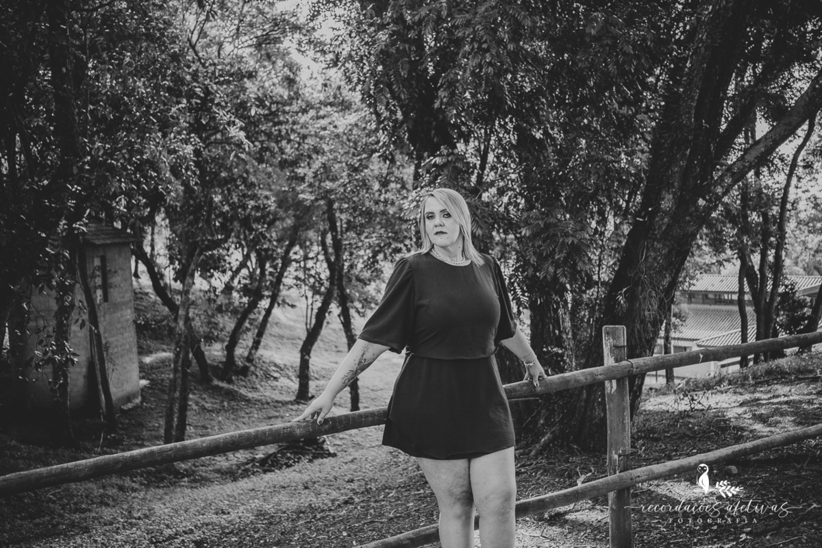 Retrato de uma mulher feliz, empoderada e cheia de personalidade.