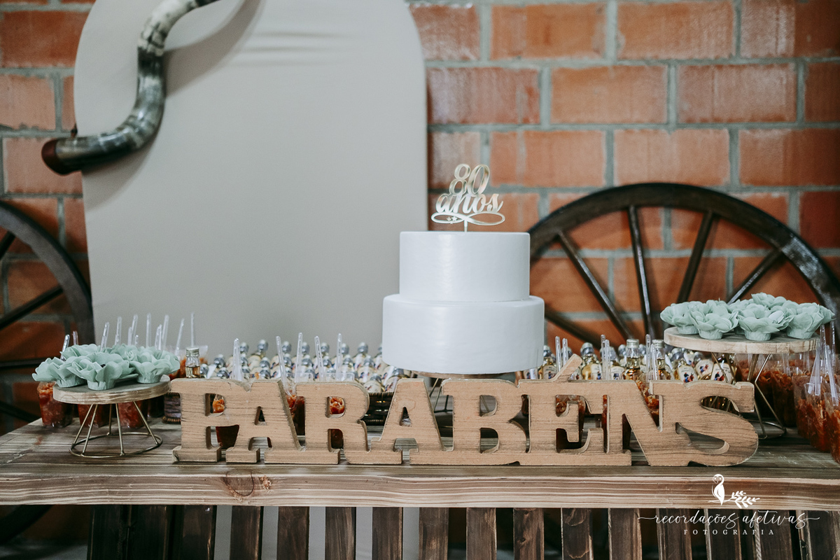 Detalhes da mesa de doces do aniversário de 80 anos realizado no Rancho da Rafa.