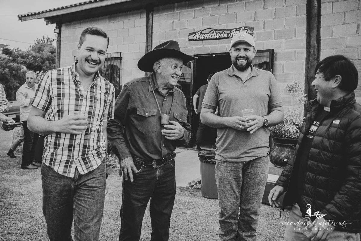 Henrique Góes celebrando seus 80 anos ao lado da família e dos amigos no Rancho da Rafa, em São Roque.