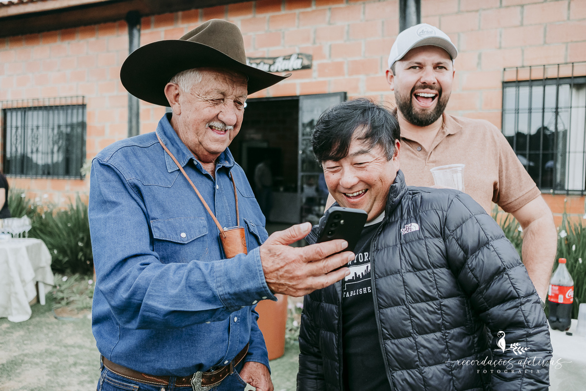 Henrique Góes comemorando seus 80 anos ao lado dos amigos em um dia cheio de alegria.