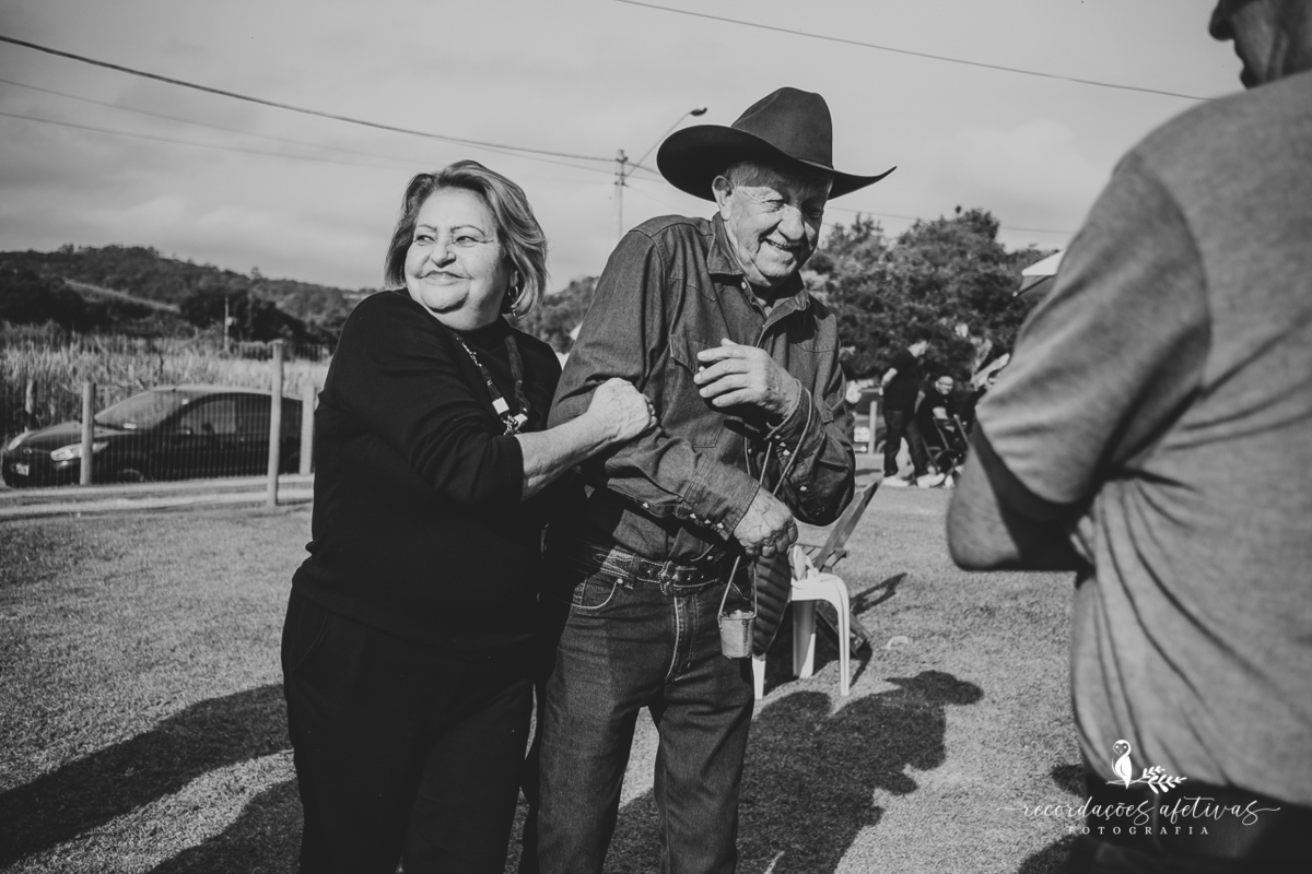 Henrique Góes recebendo carinho e celebrando a vida ao lado de sua família.