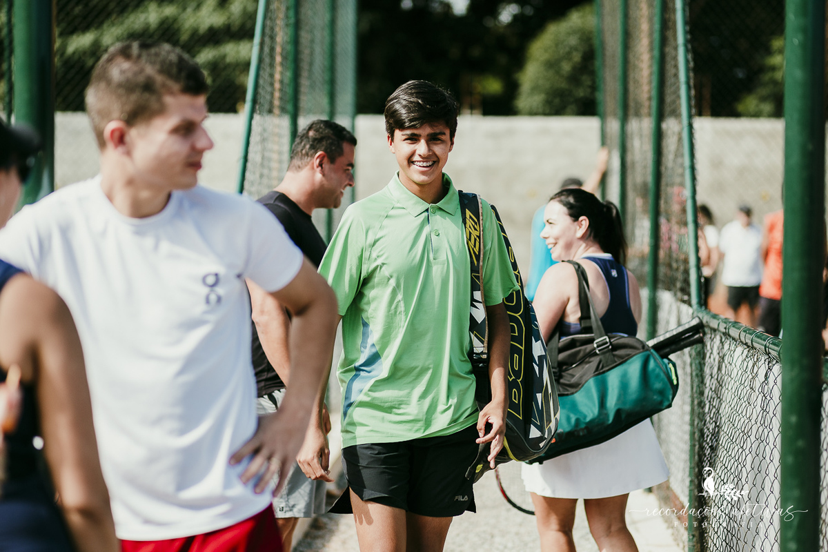 Jogadores concentrados durante uma das partidas do evento de inauguração.