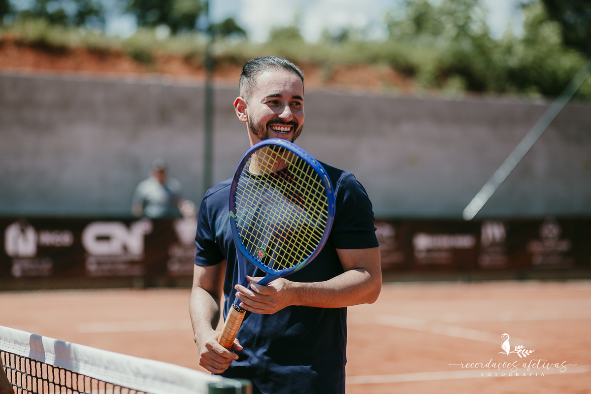 Momentos de concentração e competitividade durante o torneio de tênis.