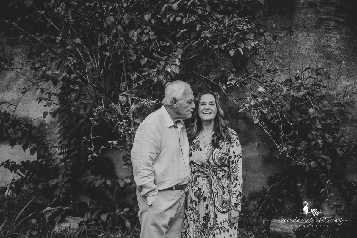 Maria Helena e Omar celebram 60 anos de casamento em um ensaio fotográfico afetivo realizado em casa.