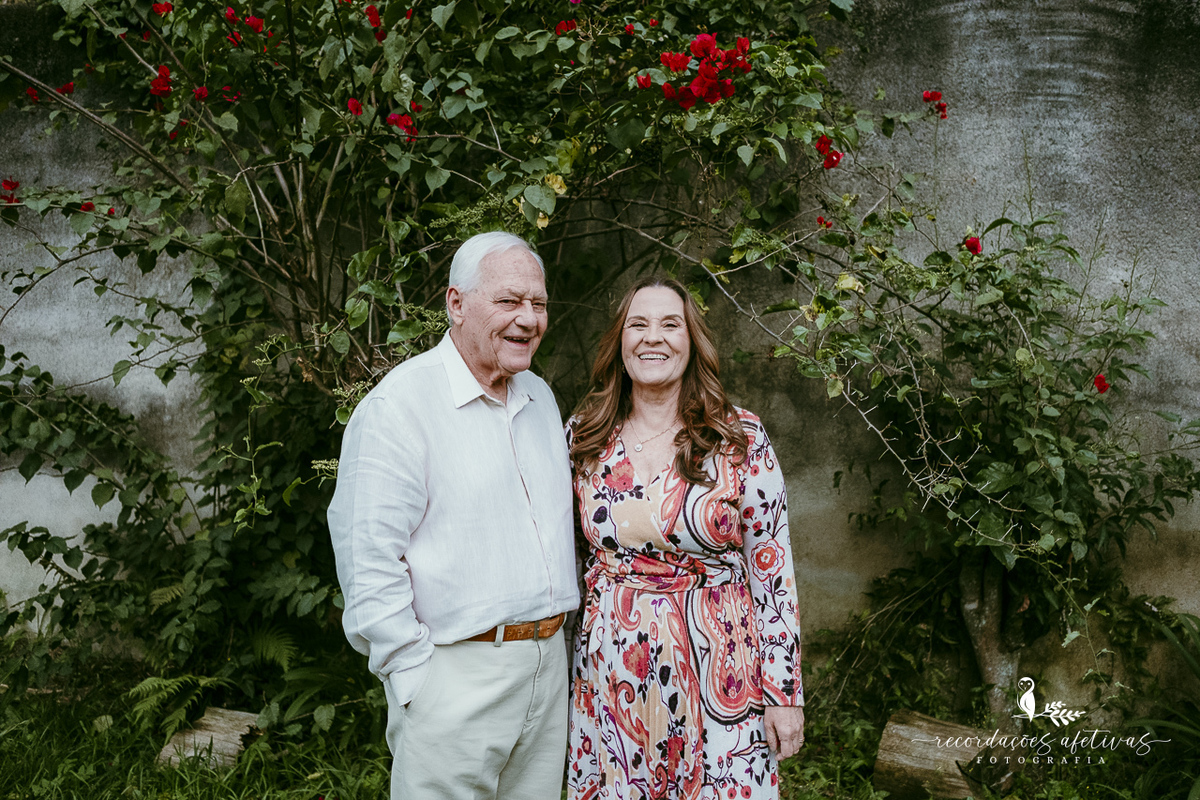 Maria Helena e Omar juntos em casa, celebrando uma vida inteira de amor e companheirismo.