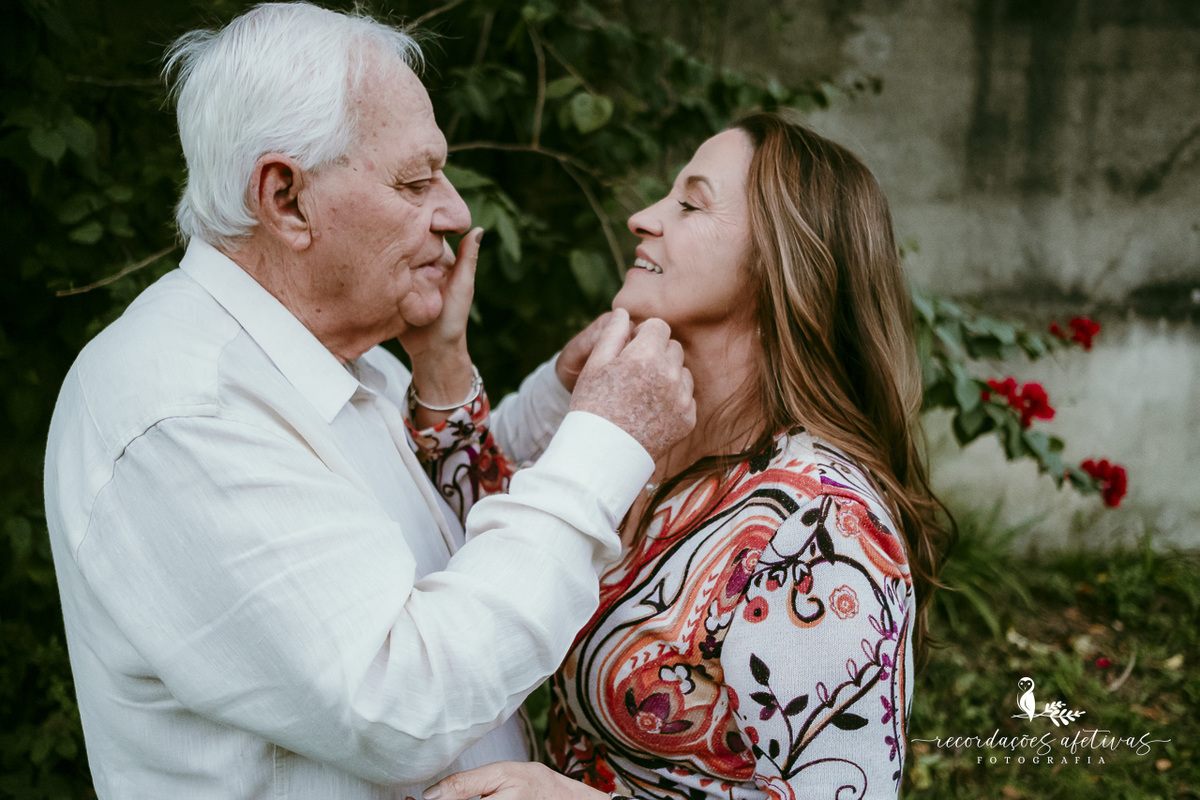 O carinho e a parceria de Maria Helena e Omar registrados durante uma tarde juntos.