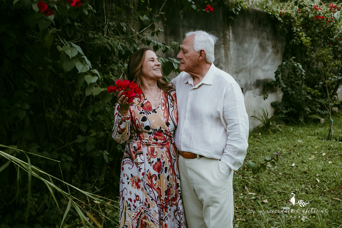 Retrato afetivo de um casal que compartilha seis décadas de histórias.