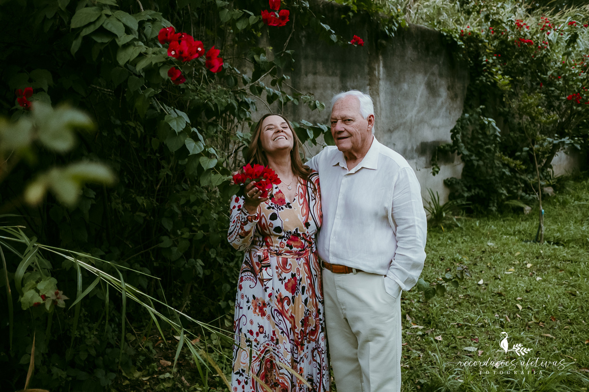 Um momento espontâneo de Maria Helena e Omar durante uma tarde em casa