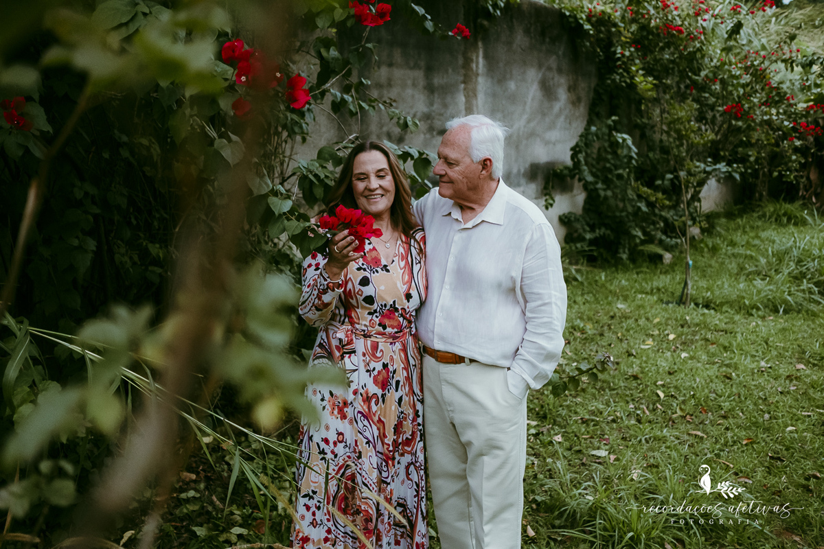 Maria Helena e Omar juntos em sua casa, onde construíram parte de sua história de amor.