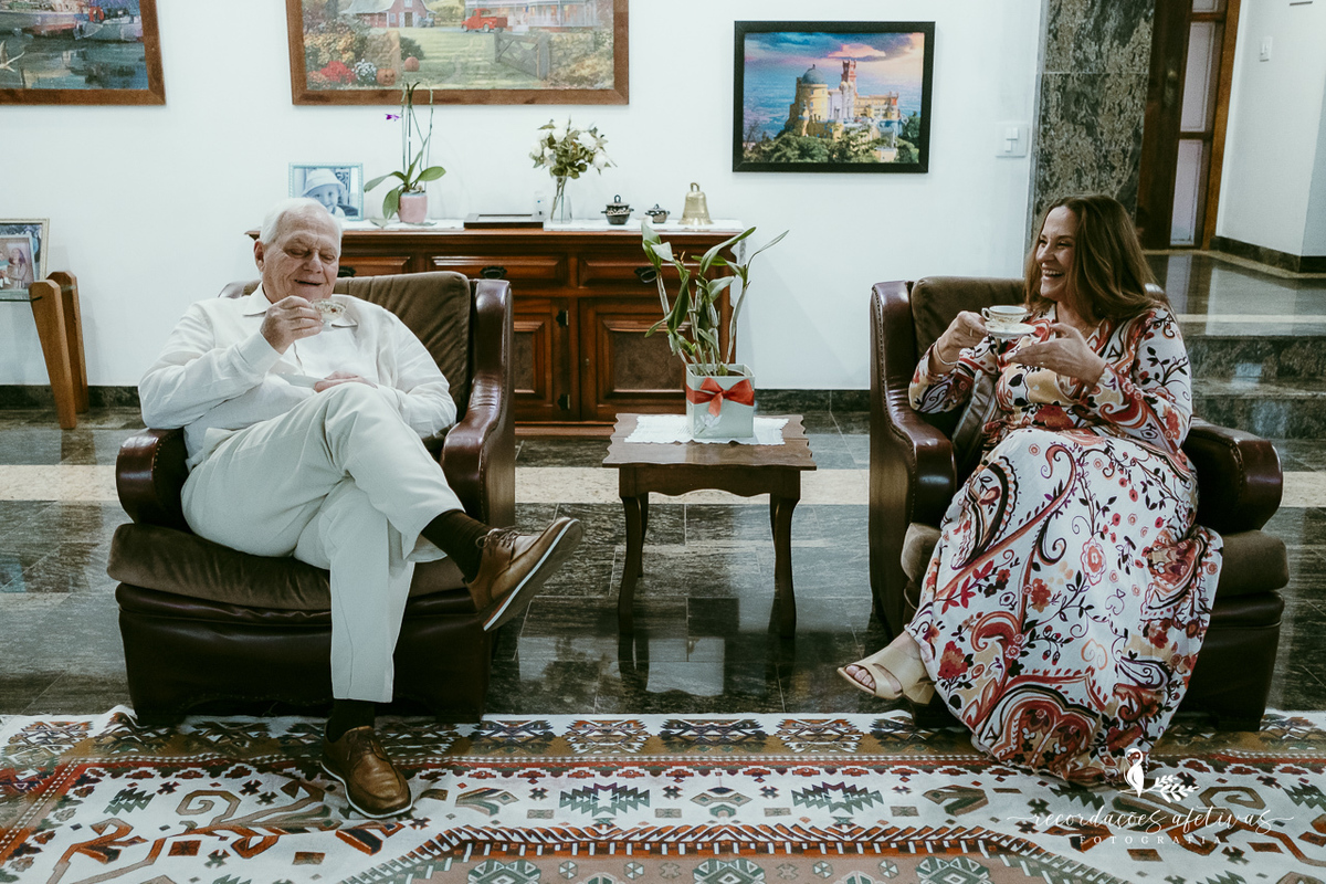 Detalhes da casa de Maria Helena e Omar, repleta de obras de arte e memórias.