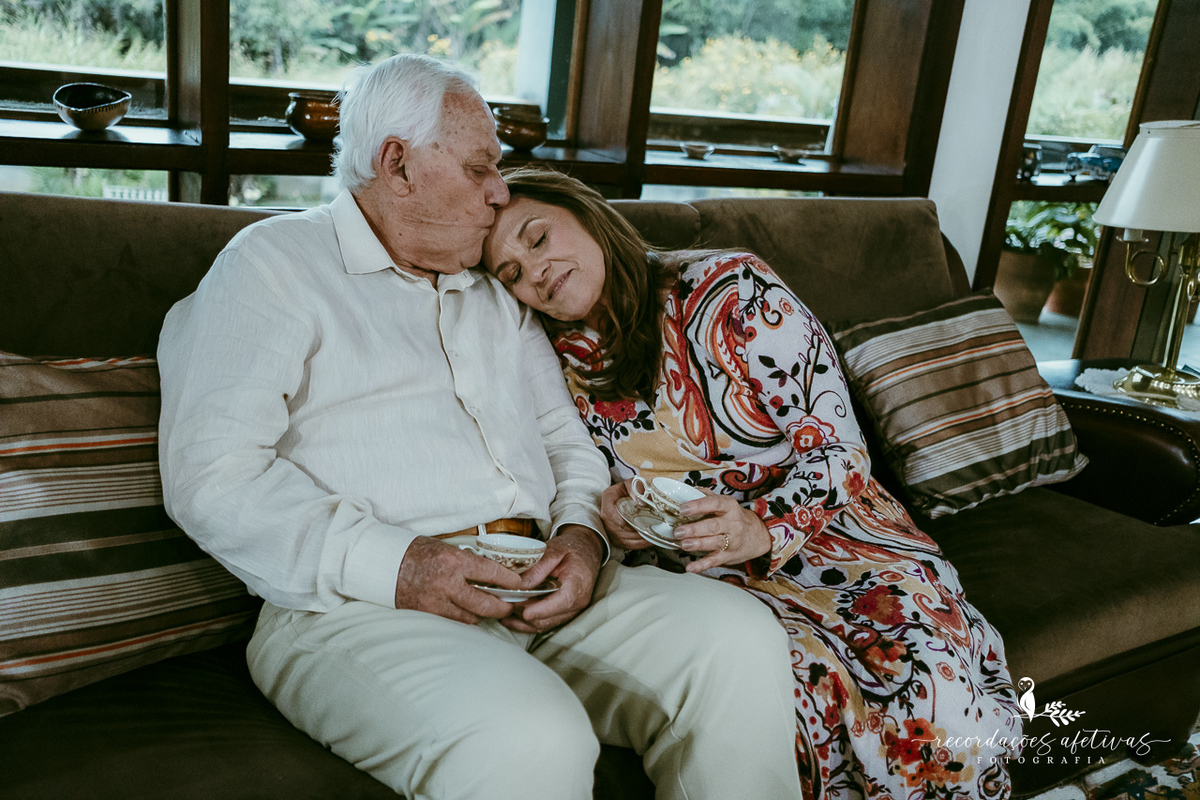 Um café compartilhado por Maria Helena e Omar, símbolo dos pequenos momentos de uma vida a dois.