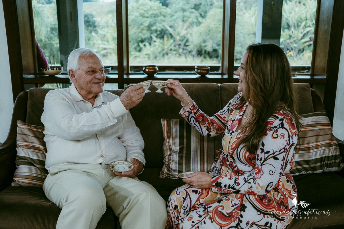 Maria Helena e Omar tomando café juntos durante o registro de sua rotina