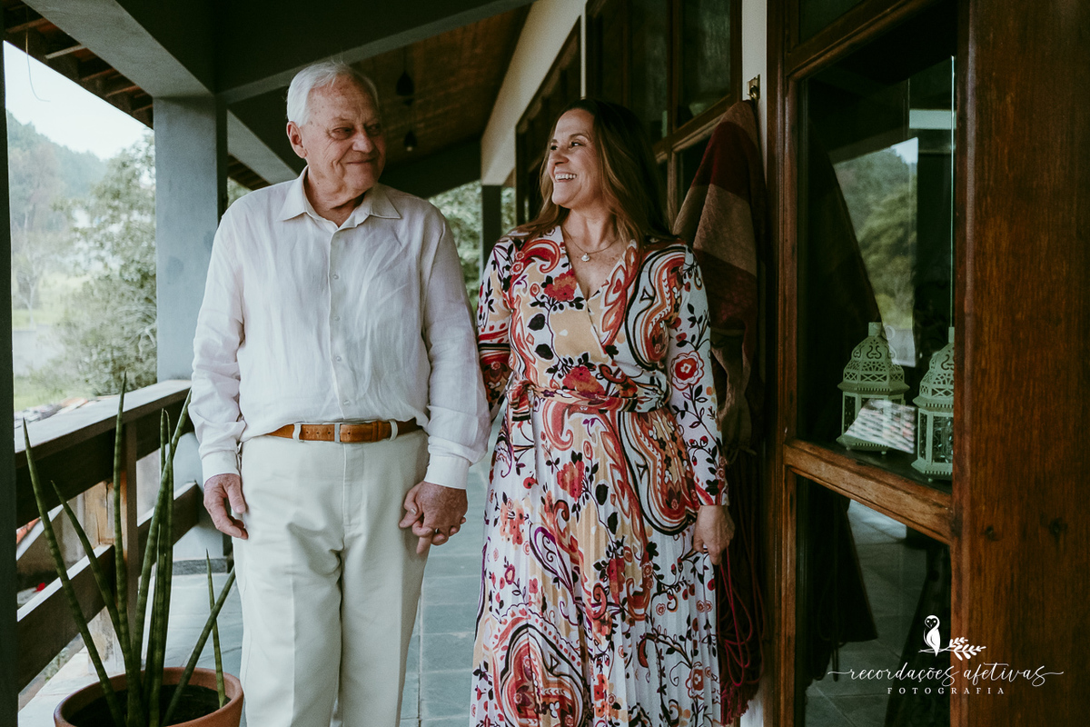 Um momento de cumplicidade entre Maria Helena e Omar durante o ensaio de bodas de diamante.