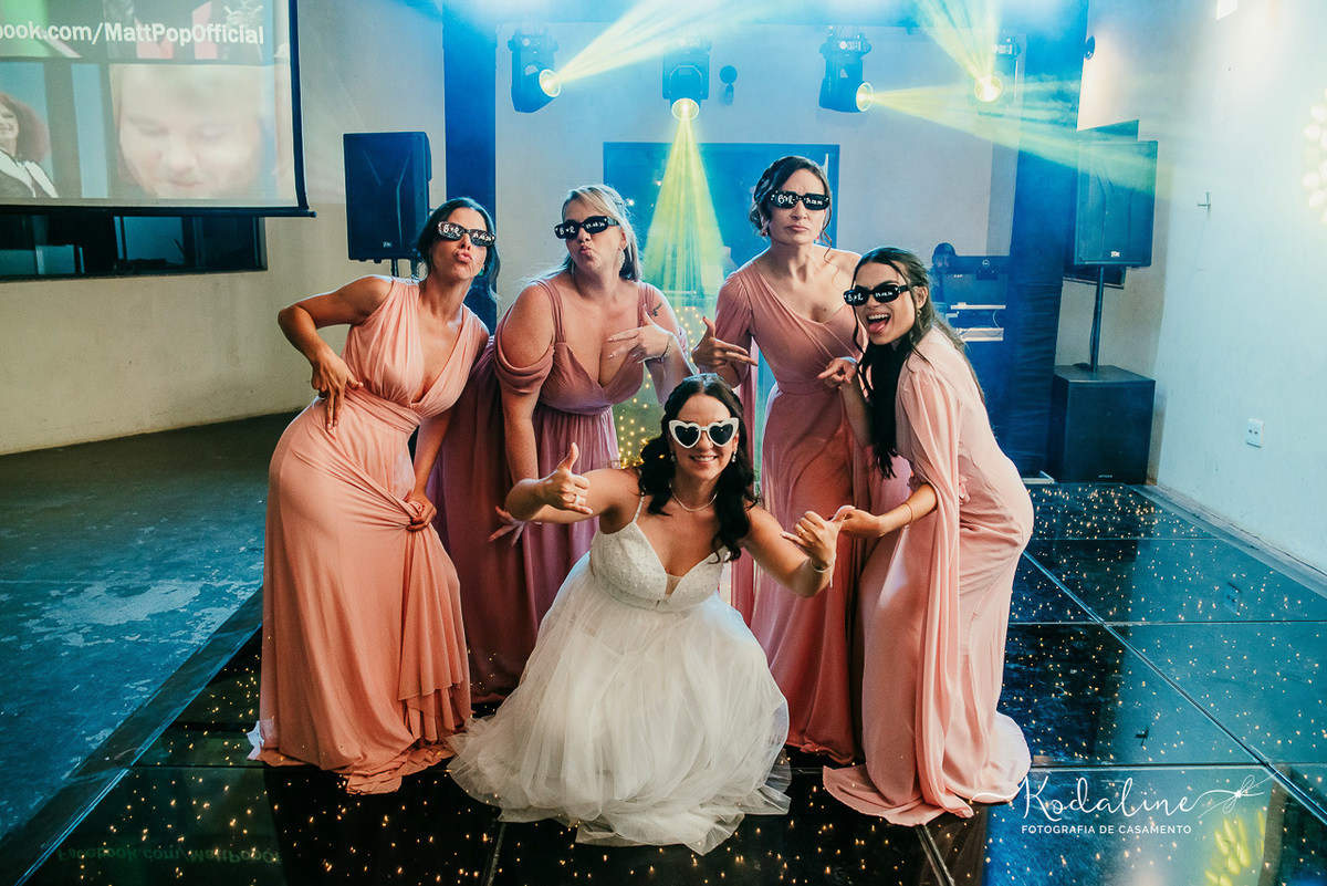 Família celebrando e dançando na pista durante a festa de casamento