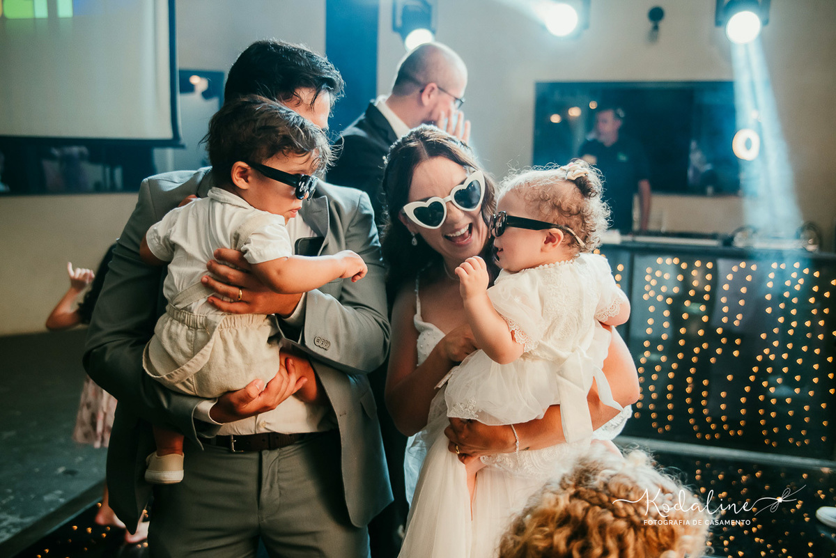 Família reunida durante a celebração de um casamento cheio de significado