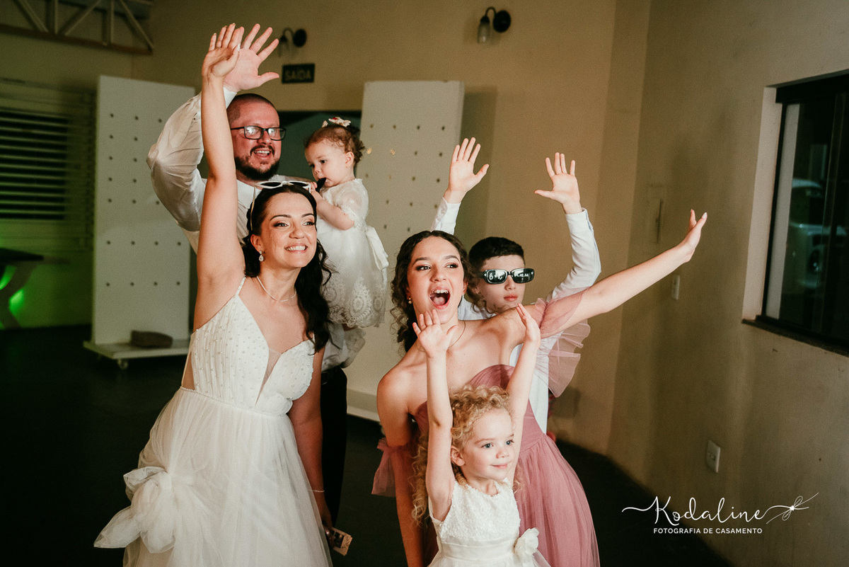 Abraços e emoções compartilhados durante o casamento em famíli