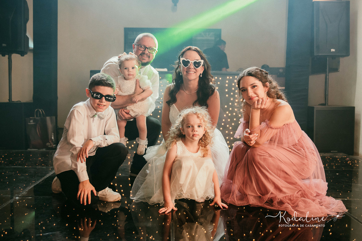 Familiares e amigos comemorando juntos na pista de dança