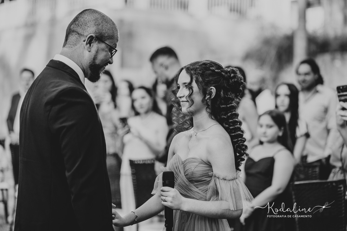 Filha do casal emocionando os convidados ao cantar durante a cerimônia