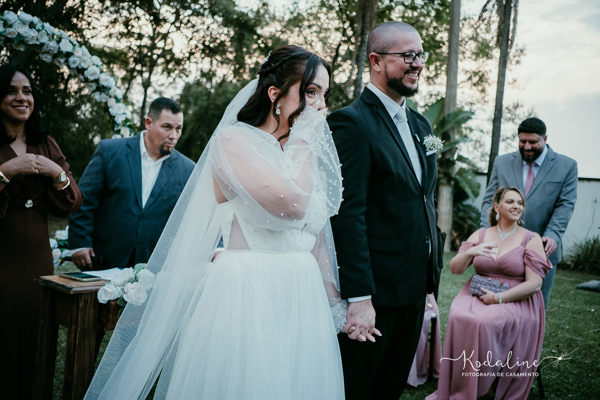 Noivos emocionados durante a celebração de seu casamento