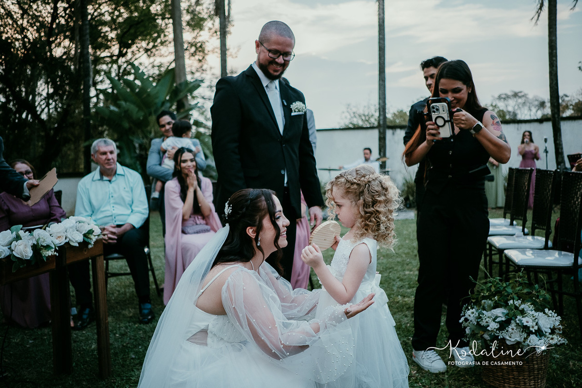 Família acompanhando emocionada a realização do sonho do casal