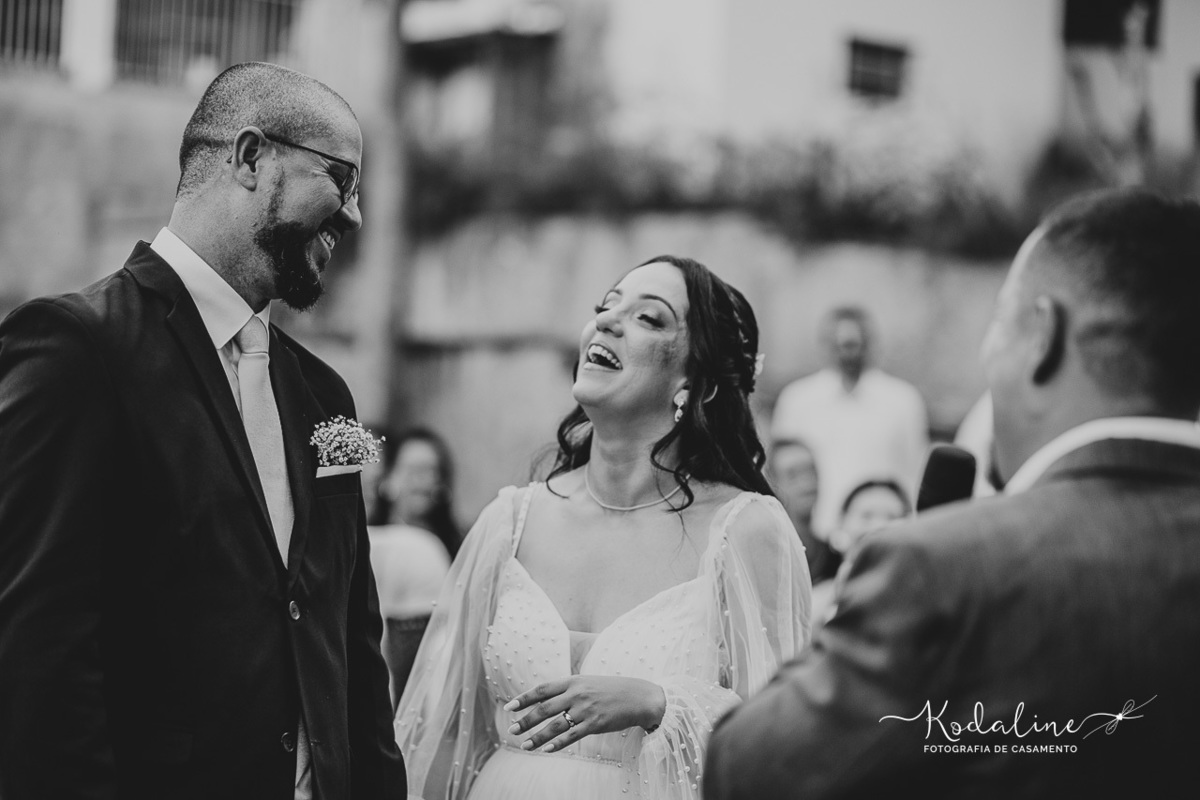 Noivos comemorando juntos a realização do sonho de se casar
