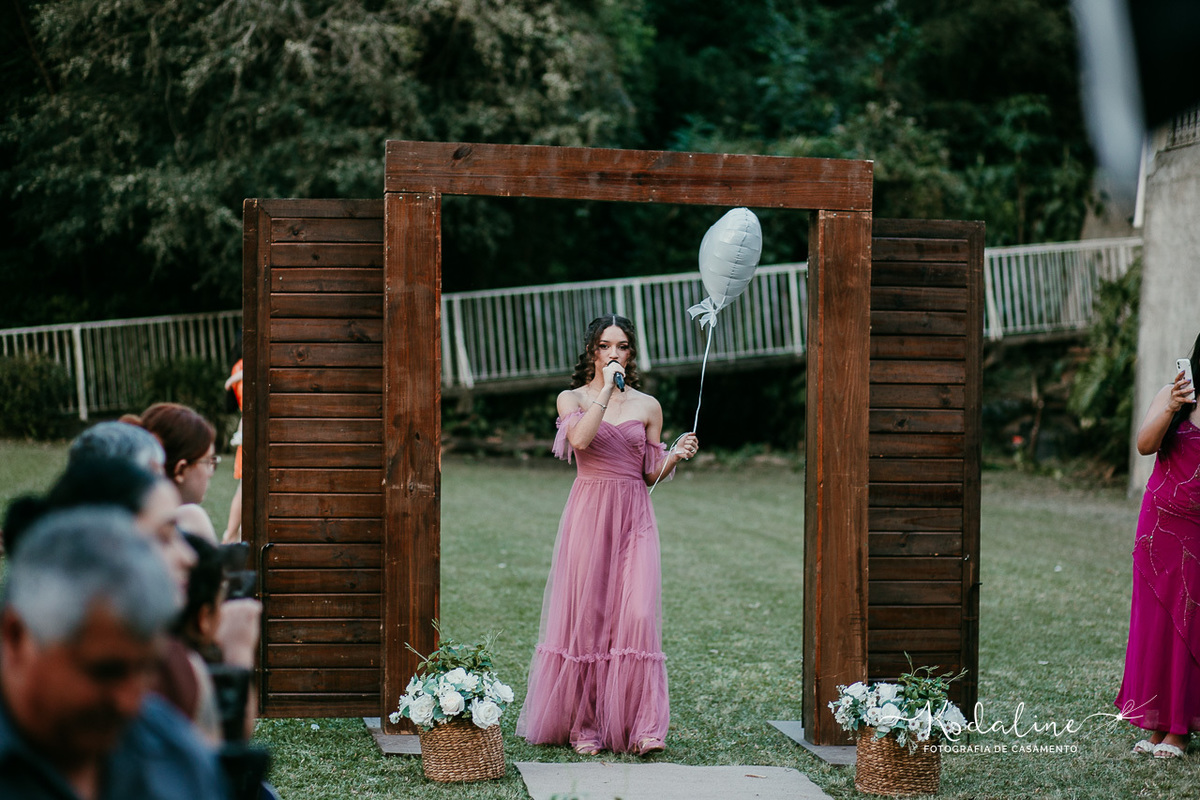 Filha mais velha cantando em homenagem à família durante o casamento