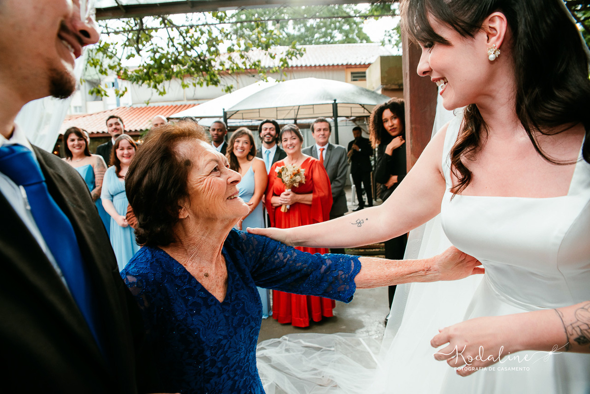 A avó de Tamara entrando com as alianças durante a cerimônia de casamento