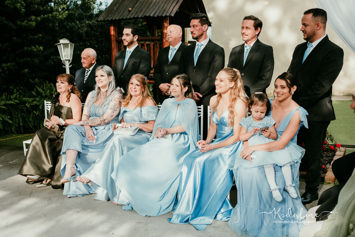 Família emocionada durante a entrada das alianças no casamento.