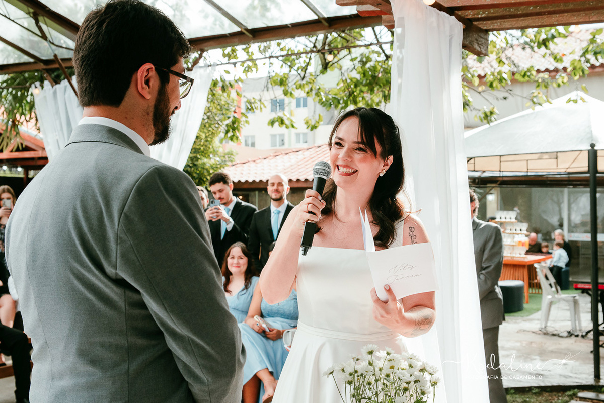 Tamara e Junior emocionados durante a cerimônia de casamento.