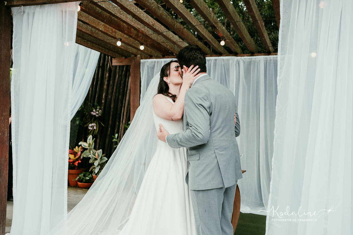 Abraços e emoções compartilhados durante o casamento