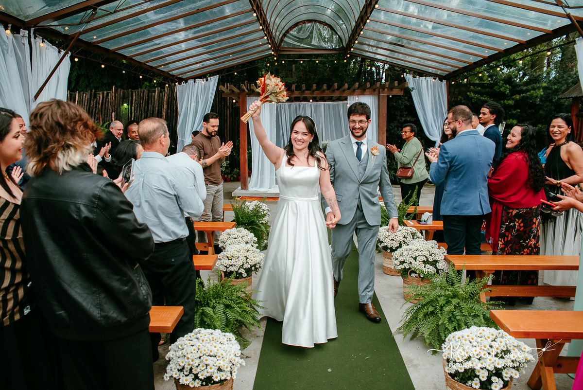 Tamara e Junior celebrando o casamento em um dia especial cercados pela família e amigos.