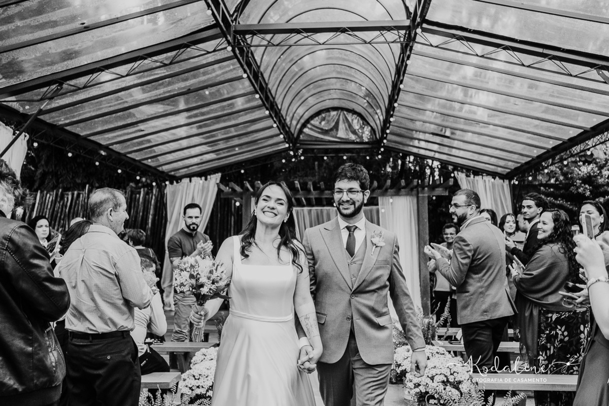 Tamara e Junior comemorando a realização do sonho do casamento.