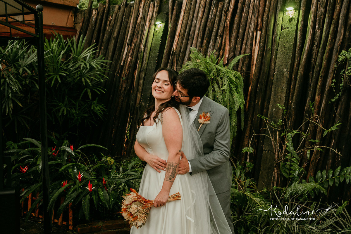 Retrato dos noivos Tamara e Junior durante o dia do casamento.