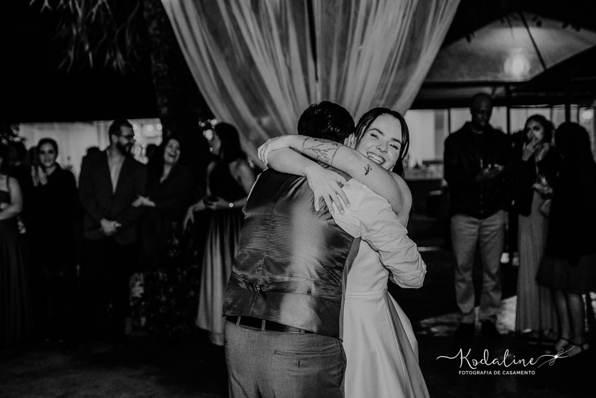 Fotografia afetiva de Tamara e Junior durante a celebração do casamento.