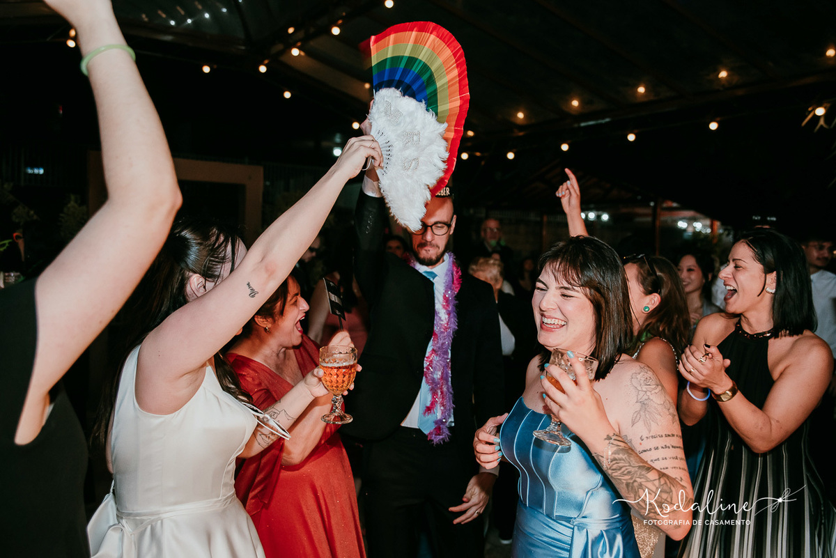 Convidados dançando e comemorando durante a festa de casamento