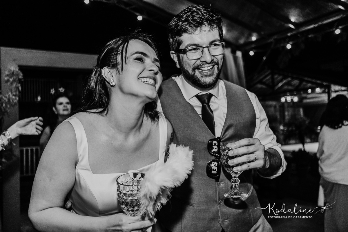 Tamara e Junior celebrando juntos uma noite cheia de alegria e música.