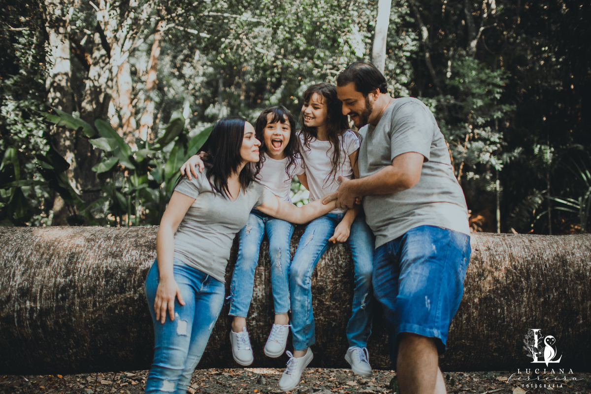 Ensaio Família 4 pessoas 2 meninas 1 pai 1 mãe felizes