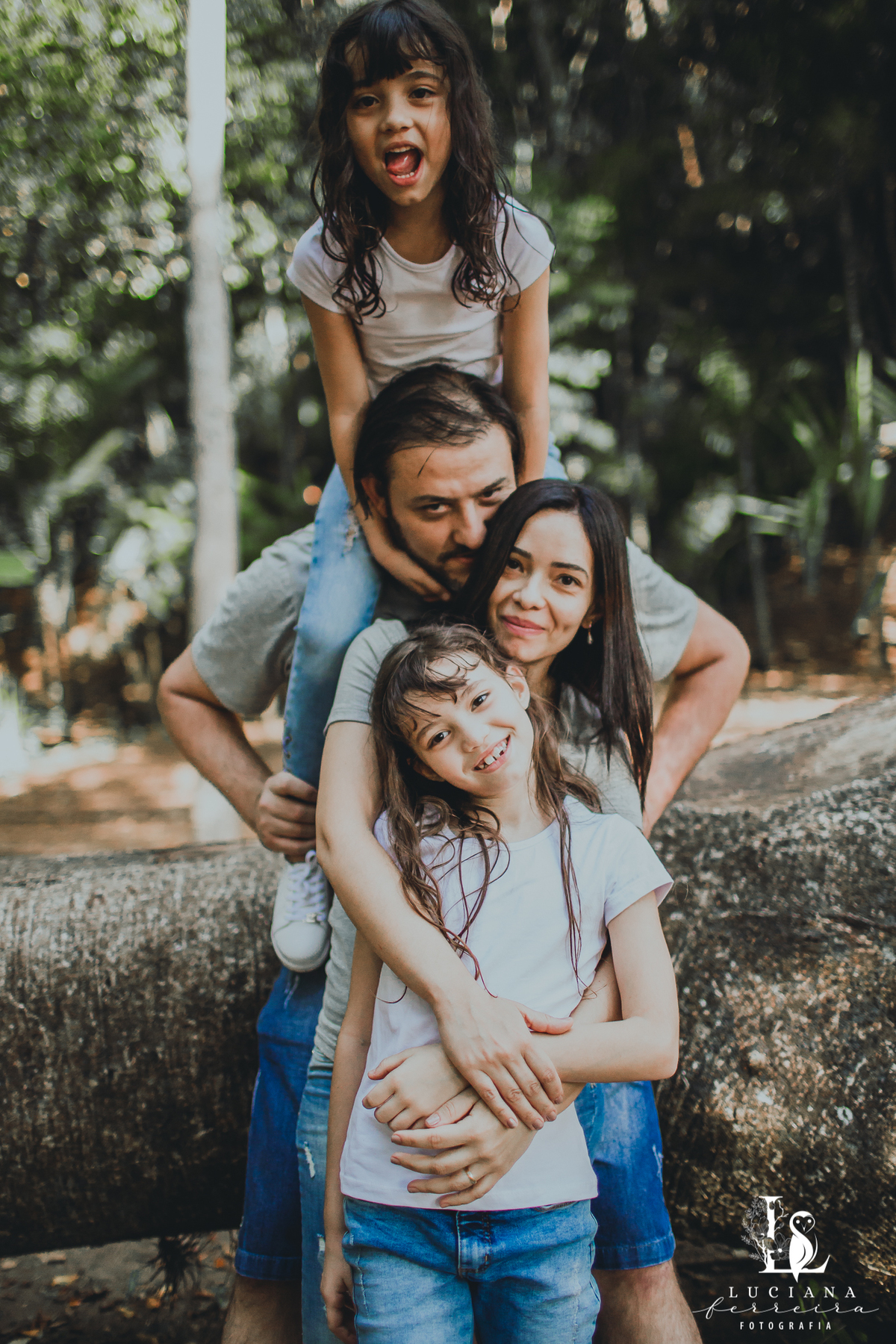 Ensaio Família 4 pessoas 2 meninas 1 pai 1 mãe felizes