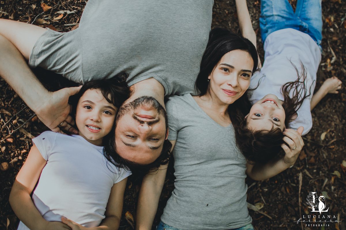 Ensaio Família 4 pessoas 2 meninas 1 pai 1 mãe felizes