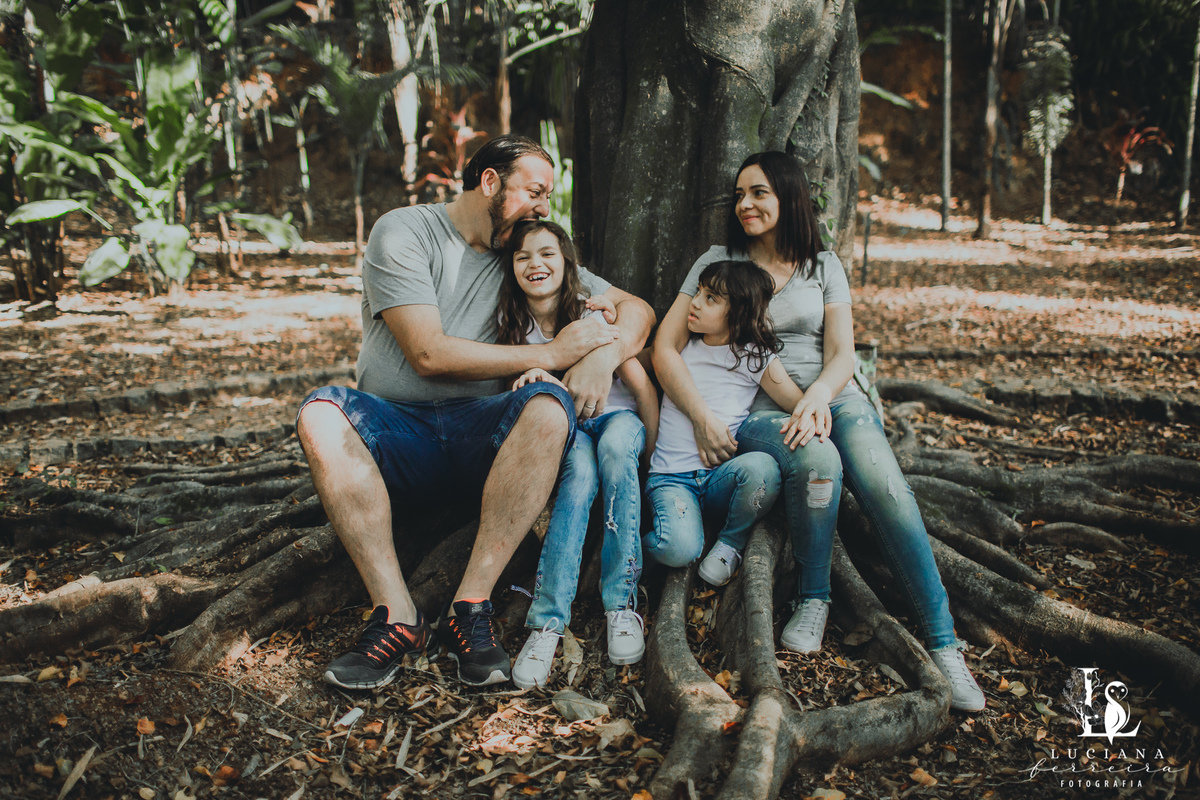 Ensaio Família 4 pessoas 2 meninas 1 pai 1 mãe felizes